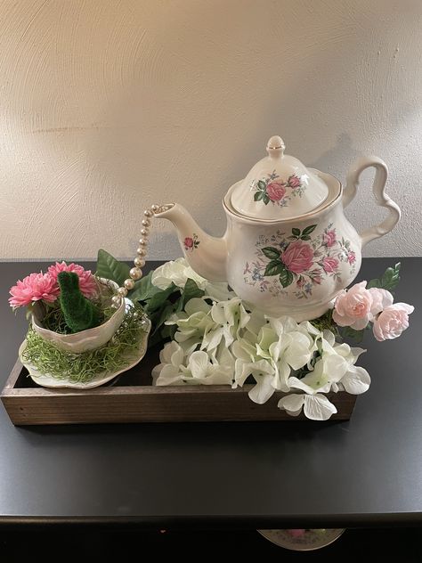 Tea Set Centerpiece, Pearls Wedding Theme, Teapot Centerpiece, Teapot Decorations, Tea Party Centerpieces, Topiary Centerpieces, Garden Party Theme, Teacup Crafts, Tea Party Table