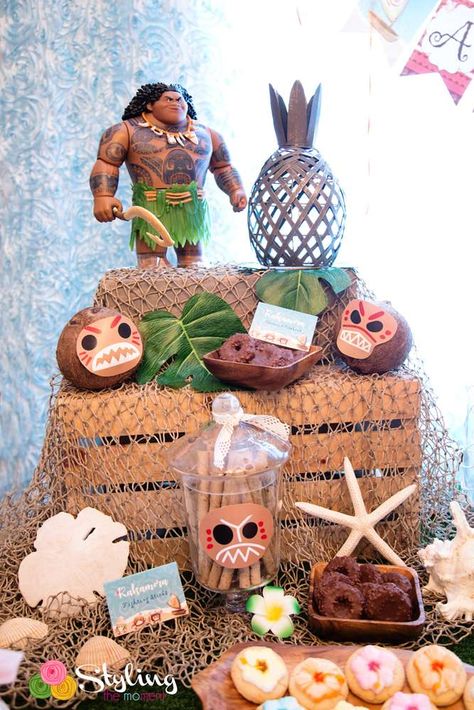 Moana Inspired Birthday | CatchMyParty.com Moana Birthday Party Ideas, Moana Birthday Party Theme, Moana Theme Birthday, Festa Moana Baby, Moana Theme, Moana Themed Party, Tropical Birthday Party, Hawaiian Party Decorations, Party Styling