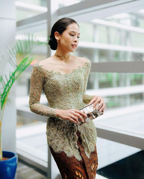 Maudya ayunda menggunaka kebaya. Inspirasi kebaya cantik. Indonesia traditional clothes. #culture #budaya #asia #batik #clothing #outfit Model Kebaya Modern Wisuda, Kebaya Sage, Indonesia Traditional Clothes, Model Kebaya Wisuda, Bridesmaid Kebaya, Mix And Match Outfits Hijab, Kebaya Bridesmaid, Kebaya Lamaran, Model Dress Kebaya