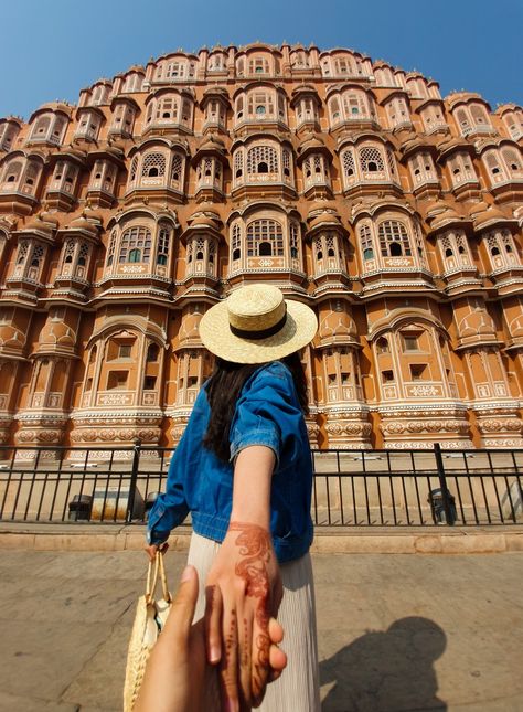 Photoshoot In Jaisalmer, Jaipur Couple Aesthetic, Jaipur Photography Poses Couple, Couple Poses In Rajasthan, Jaipur Travel Photography, Photoshoot Ideas In Jaipur, Jaipur Travel Outfits Ideas Women, Rajasthan Picture Ideas, Hawamahal Jaipur Photography