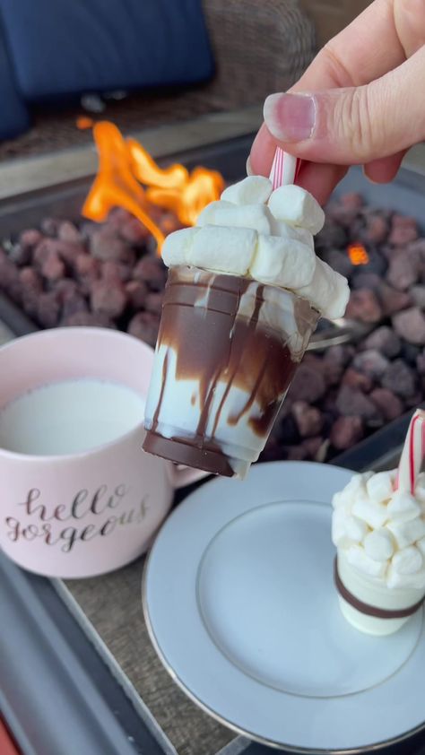 Diy Hot Chocolate Melts, Hot Chocolate Balls Christmas, Hot Chocolate Cups Diy, Hot Chocolate Ideas Gifts, Hot Chocolate Bombshell Diy Video, How To Make Chocolate Bombshell, Diy Hot Chocolate Bombshell, Homemade Hot Chocolate Spoons, Hot Cocoa Bombshell Cup Recipe