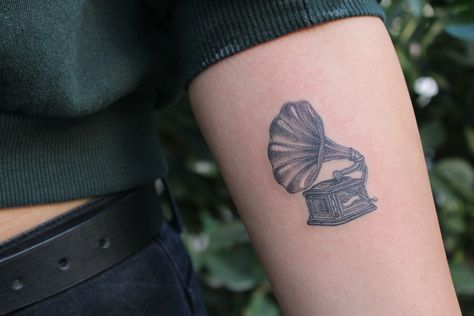 Phonograph Tattoo, Gramophone Tattoo, Le Tattoo, Abstract Tree Painting, Under My Skin, Abstract Tree, Tat Ideas, American Traditional, Tattoo Inspo