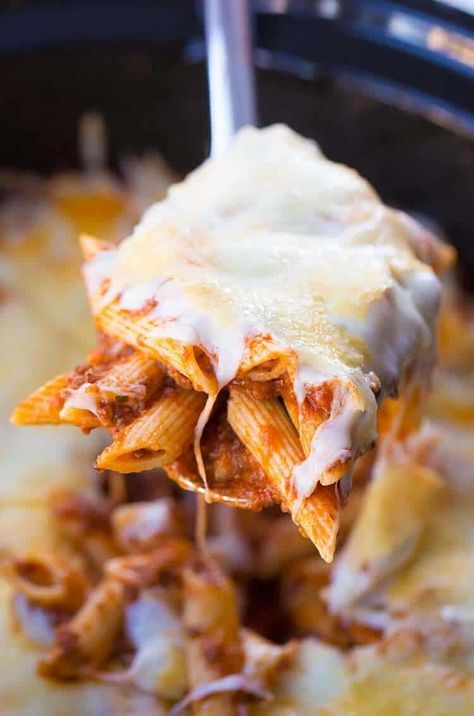 The BEST Slow Cooker Baked Ziti - The Kitchen Magpie Crockpot Ziti Recipes, Crockpot Apps, Slow Cooker Baked Ziti, Crockpot Pasta, Slow Cooker Baking, Recipe Crockpot, Crock Pots, Slow Cooker Pasta, Crockpot Cooking