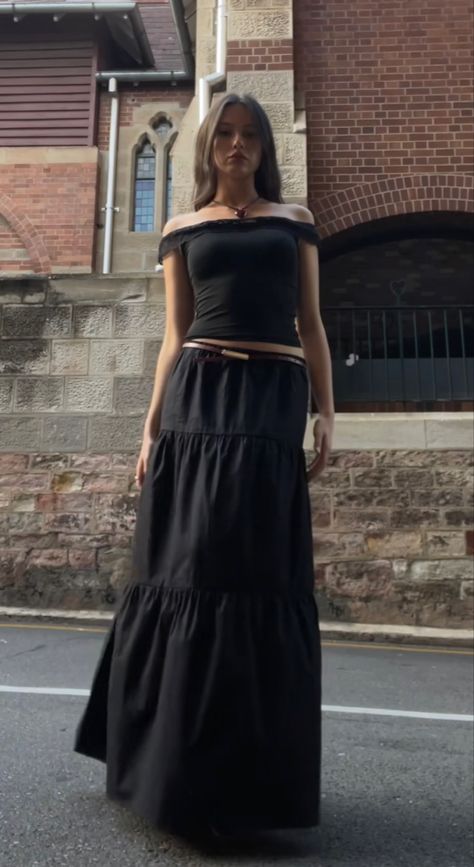 Flowy Black Skirt Outfit, Black Maxi Skirt Outfit Ideas Summer, Black Flowy Skirt Outfit, Flowy Maxi Skirt Outfit, Black Ruffle Skirt Outfit, Long Flowy Skirt Outfit, Flowy Skirt Outfit, Flowy Black Skirt, Black Maxi Skirt Outfit