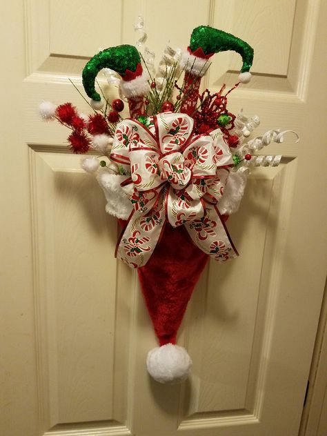 Santa Hat Decor, Christmas Stocking Wreath, Santa Hat Wreath, Christmas Bazaar Crafts, Father Xmas, Hat Wreath, Christmas Hats, Christmas Mesh Wreaths, Christmas Craft Projects