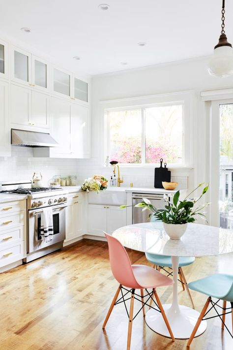 small space myths: you can't entertain Traditional White Kitchen Cabinets, White Kitchen Traditional, Small Kitchen Tables, Round Kitchen Table, Round Kitchen, Modern Kitchen Interiors, Kitchen Decor Modern, Cute Kitchen, Apartment Kitchen