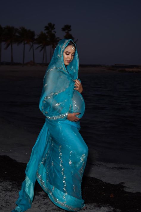 Saree Draping For Pregnant Women, Saree Maternity Photoshoot, Indian Maternity Photos Saree, Sari Maternity Shoot, Pregnant Women In Saree, Saree