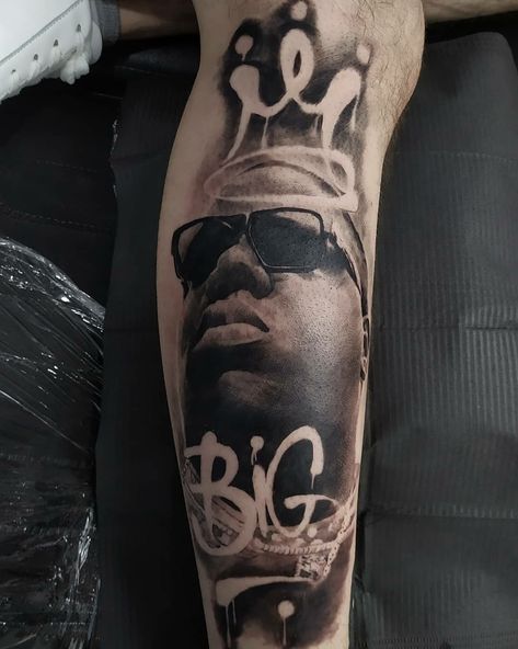 Biggie Smalls Leg Tattoo, Notorious Big Art Drawings, Tupac And Biggie Tattoo, Biggie Tattoo Design, Westside Tattoo Design, Biggie Smalls Tattoo, Biggie Tattoo, Notorious Big Tattoo, Devine Tattoo