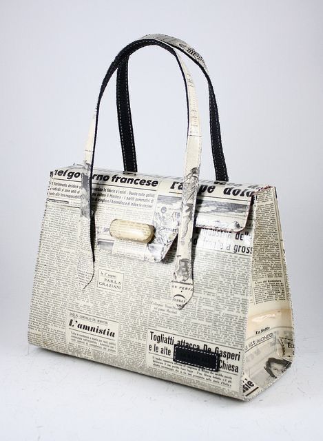 Recycled Fashion Diy, Recycled Handbag, Paper Basket Weaving, Newspaper Bags, Newspaper Fashion, Newspaper Crafts Diy, Recycled Dress, Newspaper Print, Magazine Crafts