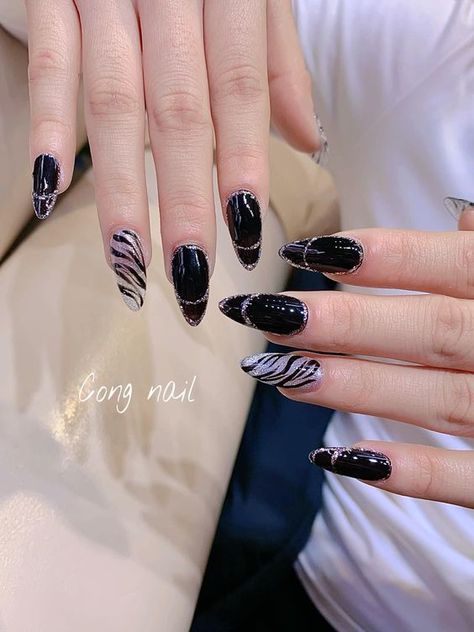 Nail Sang, Lip Gloss Balm, Art Deco Nails, Black Nail Art, Beauty Nails Design, Simple Gel Nails, Really Cute Nails, Nail Art Designs Videos, Nail Art Wedding