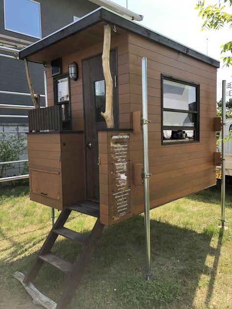 Tiny Home Designs: Personalizing Spaces for Maximum Comfort Homeless Shelter Design, Tiny Home Designs, Tiny House Shipping Container, Japanese Small House, Homemade Camper, Pole House, Tiny House Camper, Tiny House Village, Shipping Container Home