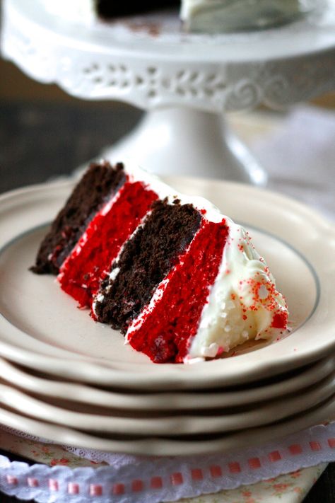 Mini Red Velvet and Chocolate Layer Cake // a simple layer cake with vivid contrast #cake #chocolate #velvet #layers Red Velvet Chocolate Cake, Chocolate Cake Images, Bolo Red Velvet, Nursing Cake, Cocoa Cake, Torte Cupcake, Red Cake, Chocolate Layer Cake, Almond Cakes