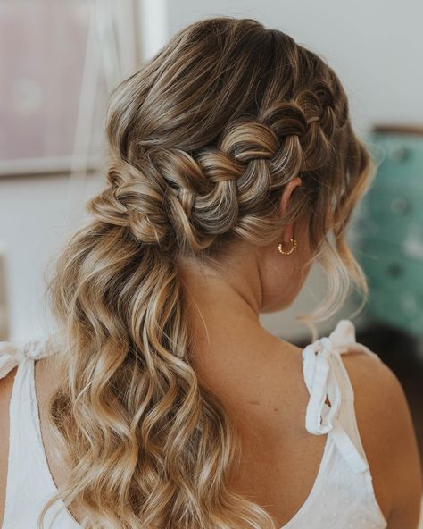 50 Pretty Bridesmaid Hairstyles That Are Trendy in 2024 Junior Bridesmaid Hair, Curled Prom Hair, Cute Prom Hairstyles, Prom Hairstyles Updos, Wedding Hairstyles Bridesmaid, Simple Prom Hair, Teased Hair, Hair Adviser, Ball Hairstyles