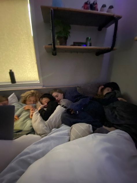 Platonic Scenarios, Sleepover 4 Friends, Morning After Sleepover Aesthetic, Friend Group Cuddling, Sleepover Sleeping Arrangements, Sleepover Asethic, Best Friends Sleeping Together, Huge Sleepover, Family Sleeping Together