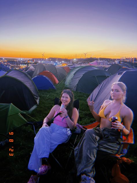 Camping, UK festival, boardmasters, best friend, bestie, cute aesthetic photo Board Masters Festival, Boomtown Aesthetic, Festival Summer Aesthetic, Boardmasters Aesthetic, Camping Festival Aesthetic, Festival Camping Aesthetic, Uk Summer Aesthetic, Summer Festival Aesthetic, Festival Photo Ideas