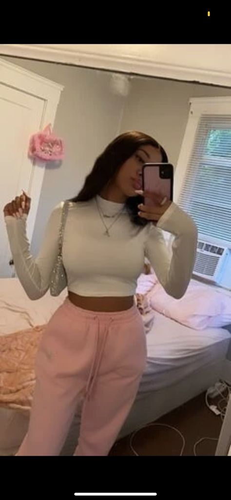 Pink Nike Sweatpants Outfit, Pink Sweatpants Outfit Winter, Light Pink Sweatpants Outfit, Pink Sweat Pants Outfits, Pink Pullover Outfit, Pink Joggers Outfit, Pink Sweats Outfit, Pink Sweatpants Outfit, Nike Sweatpants Outfit