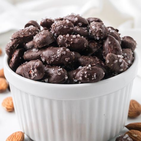 Dark Chocolate Covered Almonds Covered Chocolate, Almond Desserts, Blueberry Cheesecake Recipe, Chocolate And Coconut, Crockpot Dessert Recipes, Easy Holiday Desserts, Easy Gluten Free Desserts, Chocolate Covered Almonds, Homemade Pudding