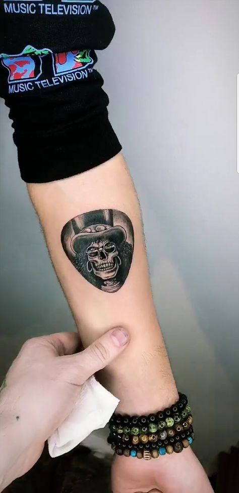 #tattoo #slash #mentattoo #vsco #rock #music #gunsnroses Small Rock Tattoo, Tattoo Ideas Rock And Roll, Slash Skull Tattoo, Rock Metal Tattoo, Old Music Tattoo, Rock Tattoos For Women, 80s Music Tattoo, Music Band Tattoo Designs, Heavy Metal Tattoo Ideas For Men