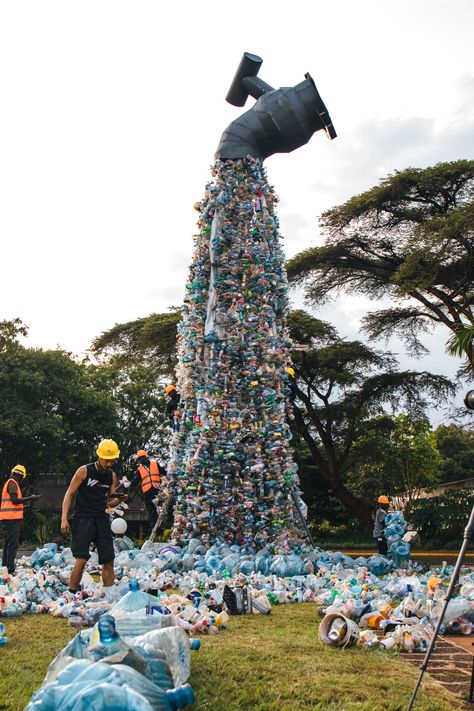 Environmental Installation Art, Waste Sculpture, Environmental Crisis, Animals On Land, Environmental Sculpture, Waste Art, Eco Art, Recycled Art Projects, Trash Art