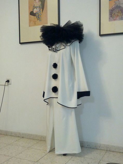 French Clown Pierrot, French Clown Costume, Pierott Clown Costume, White Clown Outfit, Pierott Clown, Retro Halloween Costumes, Clowncore Outfit, Pierrot Costume, Vintage Circus Costume