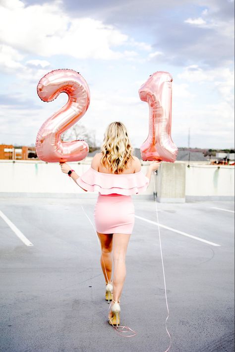 Number Balloon Birthday Pictures, 16 Birthday Instagram Pictures, Cute Birthday Photo Shoot Ideas, Photos With Balloons Birthday, 21st Birthday Photoshoot Drinking, Birthday Pictures With Number Balloons, Photoshoot Backdrops Birthday, 21st Birthday Photoshoot With Best Friend, 21st Birthday Photoshoot Themes Outdoor