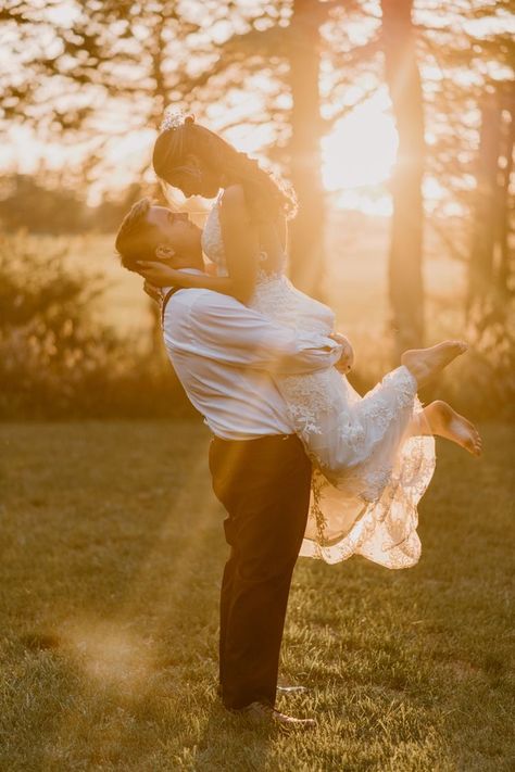 Bride Groom Sunset Photos, Sunset Bridal Pictures, Sunset Wedding Portraits, Bride And Groom Pictures Sunset, Cute Wedding Pictures Bride And Groom, Wedding Photo Sunset, Wedding Golden Hour Photos, Golden Hour Bride And Groom, Sunset Photos Wedding