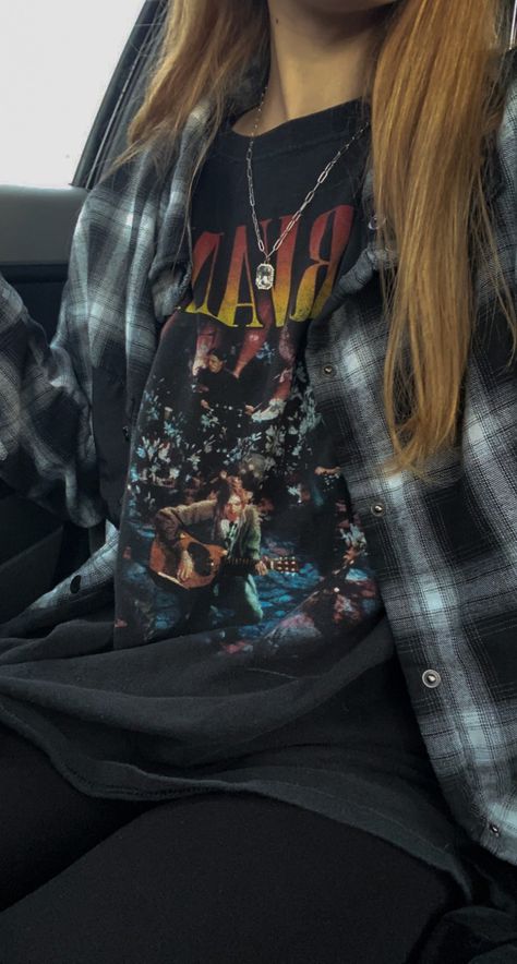 #grunge #nirvana #90s #outfitinspo #outfitideas #grunecore #gruneoutfits #nirvanacore Grunge Girls 90s, Nirvana Sweatshirt Outfit, Nirvana Shirt Outfit, Preppy Nirvana, Nirvana 90s, Nirvana Outfit, Nirvana Fashion, Grunge Teen, Nirvana Sweatshirt