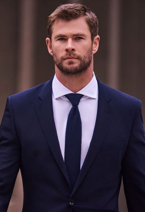 Chris Hemsworth Suit, Hemsworth Brothers, Chris Hemsworth Thor, Actor Studio, Australian Actors, Mens Fashion Classic, Liam Hemsworth, Fashion Suits For Men, Jake Gyllenhaal