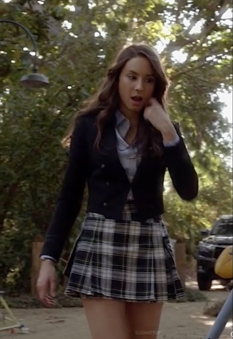 preppy spencer! Features a plaid skirt, chambray colored button up undeneath a shorter navy blazer buttoned up from waist to just under the chest Spencer Hastings Outfits, Pretty Little Liars Outfits, Pll Outfits, Form Outfits, Sixth Form Outfits, Plaid Skirt Outfit, Pll Fashion, Pretty Little Liars Fashion, School Uniform Fashion