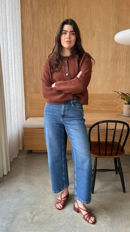 What to buy from Sezane, my spring outfit inspiration. The Sezane Titouan cardigan in 'chocolate' is a great transitional piece for your wardrobe - great to throw on over a dress or t shirt when the weather is still cold. Worn with Sezane Le Crop jeans, the perfect straight leg jeans, cropped just above the ankle. #theannaedit Sezane Le Crop Jeans, Cropped Cardigan Dress Outfit, Jeans And A T Shirt Outfit, Sezane Le Crop, Transitioning To Fall Outfits, Unpolished Casual Outfits, Me And Em, Polished Boho Style, Anna Edit Outfits