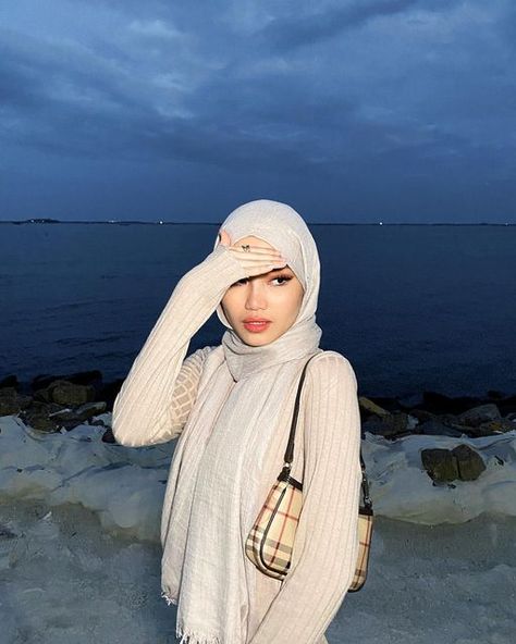 Style Pantai Hijab, Outfit Beach Hijab, Bali Outfit Ideas Hijab, Beach Outfit Hijab, Beach Hijab, Tutorial Hijab Pashmina, Ootd Poses, Stile Hijab, Tutorial Hijab