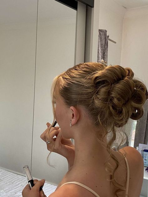 Up Hairstyles For Long Hair Prom, 90’s Prom Hair, 90s Prom Updo, 2000s Prom Hair, 90s Prom Hair, Hoco Hair Styles, Hoco Hairstyles, Homecoming Hair, Hair Stylies