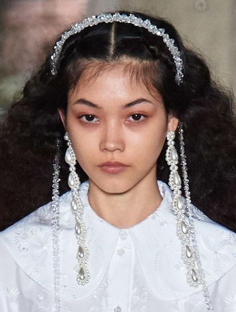 Simone Rocha Jewelry, Eve Photoshoot, Beaded Headpiece, Chain Headband, Mahjong Ways, Beaded Headband, Christmas Celebration, Looks Chic, Beauty Inspiration