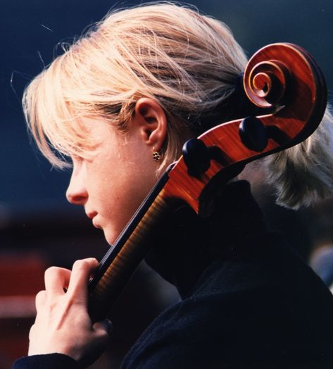 Blonde cellist Cello Reference, Cellist Aesthetic, Cello Photo, Learn Music Theory, Pocket Full Of Sunshine, Cello Music, A Night At The Opera, Music Student, Music Themed