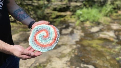 It’s hard to believe that you can crochet something that will fly far with just a little toss! Make this flying disc out of your leftover dishcloth cotton… Swirly Designs, Flower Pens, Christmas Child, Flying Disc, Toys Crochet, Event Video, Crochet Circles, Crochet Patterns Free Blanket, Yarn Tail