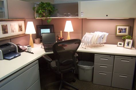 Now this is amazing yet simple Feng Shui...what a positive difference Cubicle Decor Office Professional, Desk Decor Ideas Office Cubicle, Office Cubical Decor, Desk Decor Ideas Office, Cute Cubicle Decor, Work Cubicle Decor, Cute Cubicle, Office Decor Black, Cubicle Organization