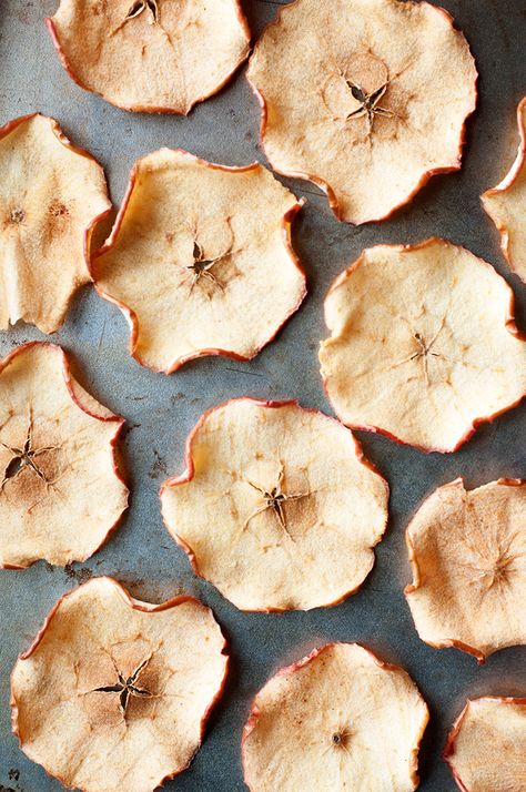 Baked Apple Chips Recipe, Pear Chips, Baked Apple Chips, Dried Apple Chips, Apple Chips Recipe, Cinnamon Apple Chips, Apple Chips Baked, Cinnamon Honey, Apple Chips