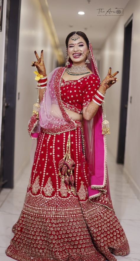 Dulhan Photo Pose, Dhulan Pose, Bride Single Poses, Sadi Pose Indian Fashion, Wedding Dulhan Pose, Wedding Dulhan, Wedding Outfits Indian, Pose Wedding, Indian Bride Poses