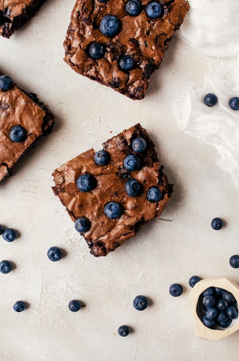 Sweet fudgy blueberry brownies that are perfect topped with a scoop of ice cream Blueberry Brownies, Dessert Duo, Buttermilk Bundt Cake, Blueberry Chocolate, Dark Chocolate Brownies, Blueberry Compote, Brownies Recipe Easy, Chocolate Fruit, Brownies Recipe