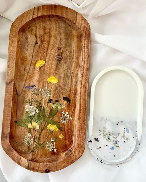 Dried Flowers On Wood, Wooden Trinket Tray, Calender Gift, Resin Trinket Tray, Round Wooden Tray, Wooden Trays, Epoxy Art, Flower Press, Wood Slice Art