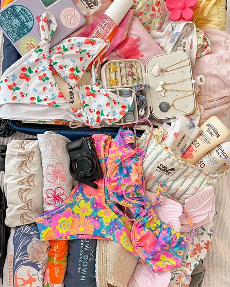 August slipped away <3 Packed Bags, Florida Packing, Packing Aesthetic, Airport Essentials, Hawaii Clothes, Mauritius Holiday, Island Christmas, Preppy Travel, Beach Bag Essentials