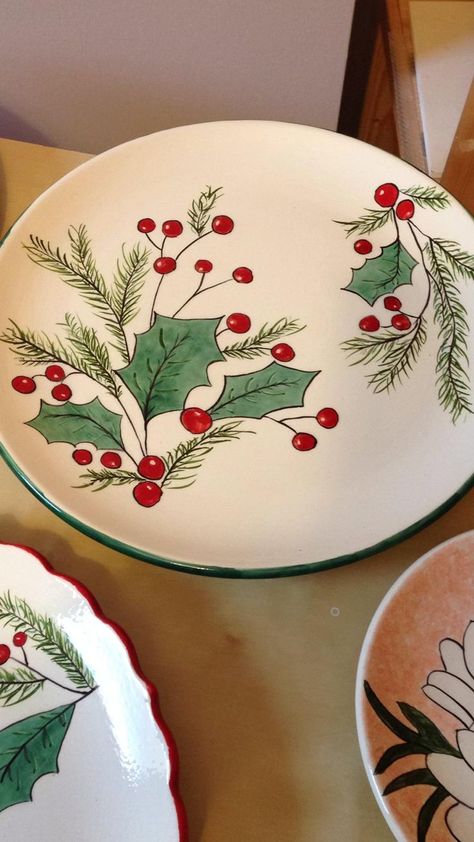 Pottery Christmas Plates, Painted Christmas Plates Diy, Christmas Pottery Plate, Christmas Plate Designs, Pottery Painting Christmas Ideas, Christmas Ceramic Painting Ideas, Christmas Ceramic Painting, Ceramic Tray Painting Ideas, Ceramic Painting Christmas