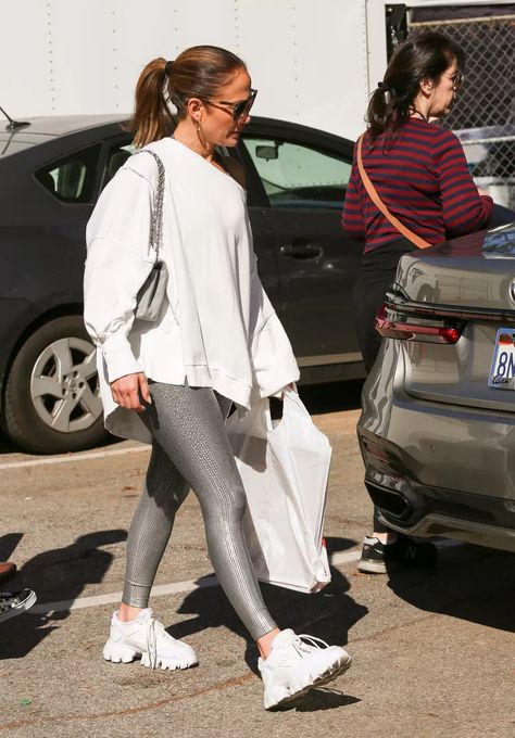 Silver Leggings Outfit, Metallic Leggings Outfit, Shiny Leggings Outfit, Jennifer Lopez Workout, Grey Leggings Outfit, Metallic Tights, Silver Leggings, Silver Pants, Metallic Leggings