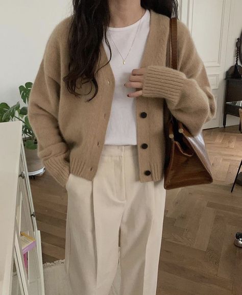 #korean #koreanoutfit #outfitideas #style Tan Cropped Cardigan Outfit, Beige Cardigan Outfit, Tan Cardigan Outfit, Cardigan Layering, Beige Instagram, Tan Cardigan, Diy Vetement, Korean Casual Outfits, Soft Beige