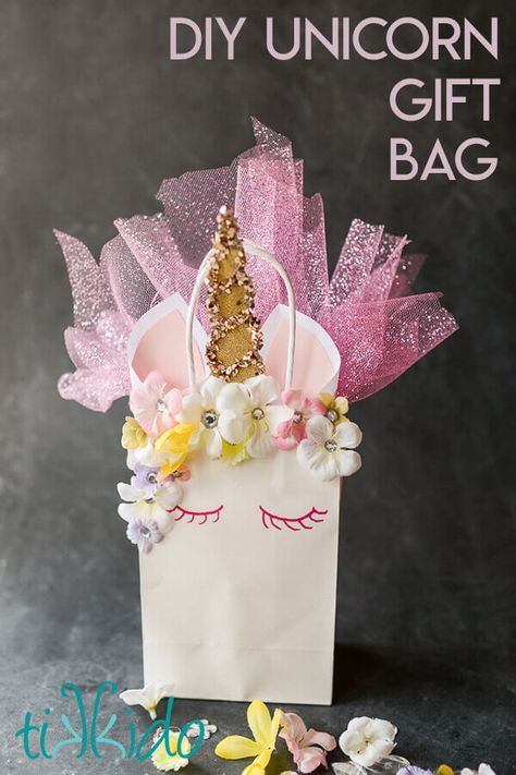 Unicorn Gift Bag Tutorial Unicorn Gift Bags, Diy Unicorn Party, Decorated Gift Bags, 21st Party, Gift Bags Diy, Unicorn Crafts, Unicorn Baby Shower, Unicorn Theme, Unicorn Gifts