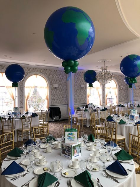 Jumbo globe balloons floated on top of custom cube centerpieces for this Travel theme Bat Mitzvah.  Total Party can help transform your venue into the magical vision in your head! Time Party Theme, Party Around The World, A Whole New World Party Theme, Earth Centerpieces, Globe Balloon Centerpieces, Around The World Theme Decorations, International Centerpiece Ideas, Travel Themed Party Outfit, International Theme Party Ideas