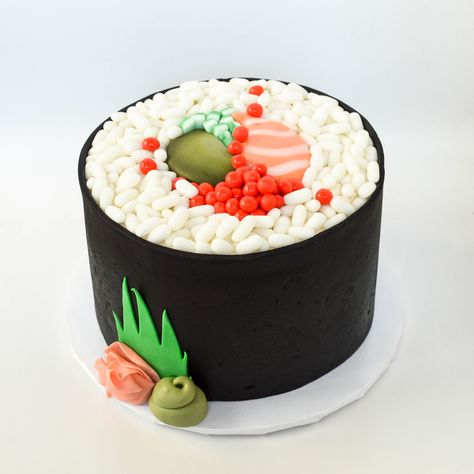 Sushi Cake Birthday, Cakes That Look Like Food, Sushi Cupcakes, Camping Cakes, Sushi Cake, Realistic Cakes, Sushi Party, Sweet 16 Birthday Cake, Sushi Roll