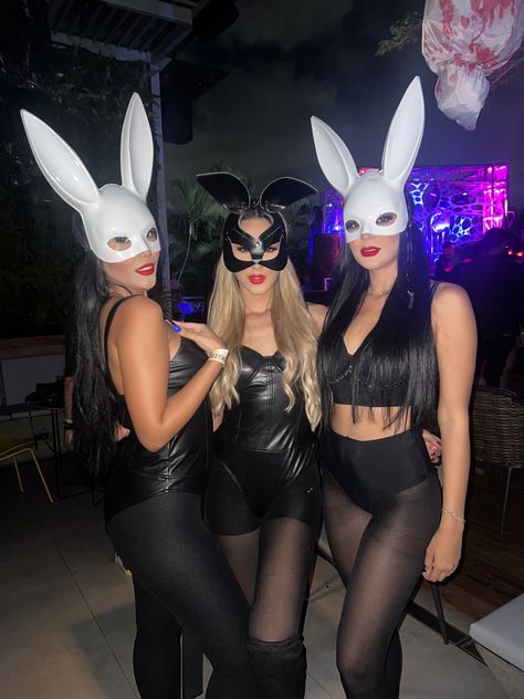 Character Cosplay, Bunny Girls, Playboy Bunny, Shiny Clothes, Dangerous Woman, Photoshoot Ideas, Halloween Face Makeup, Halloween Costumes, Tights