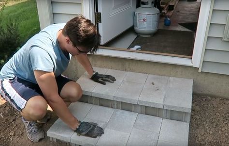 Man stacks cinder blocks by his front door—look at how amazing it is after 6 hours! Cinder Block Stairs, Cinder Block Steps, Block Stairs, Yard Steps, Pool Stairs, Cinder Block Bench, Cabin Porch, Pool Diy, Side Entrance