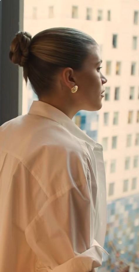 Sophia Richie Earrings, Sofia Richie Hairstyle, Sofia Richie Lips, Sofia Richie Sleek Bun, Old Money Earrings, French Old Money, Ingenue Dramatic, Hair Styles Simple, Bun Outfit